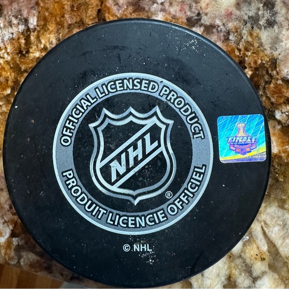 2011 STANLEY CUP NHL FINALS PUCK BOSTON BRUINS Genuine Authentic Seal Rare HTF - Picture 2 of 3